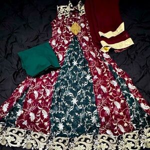 A beautiful four piece outfit in size 34 with 1 and a half inches of margin.